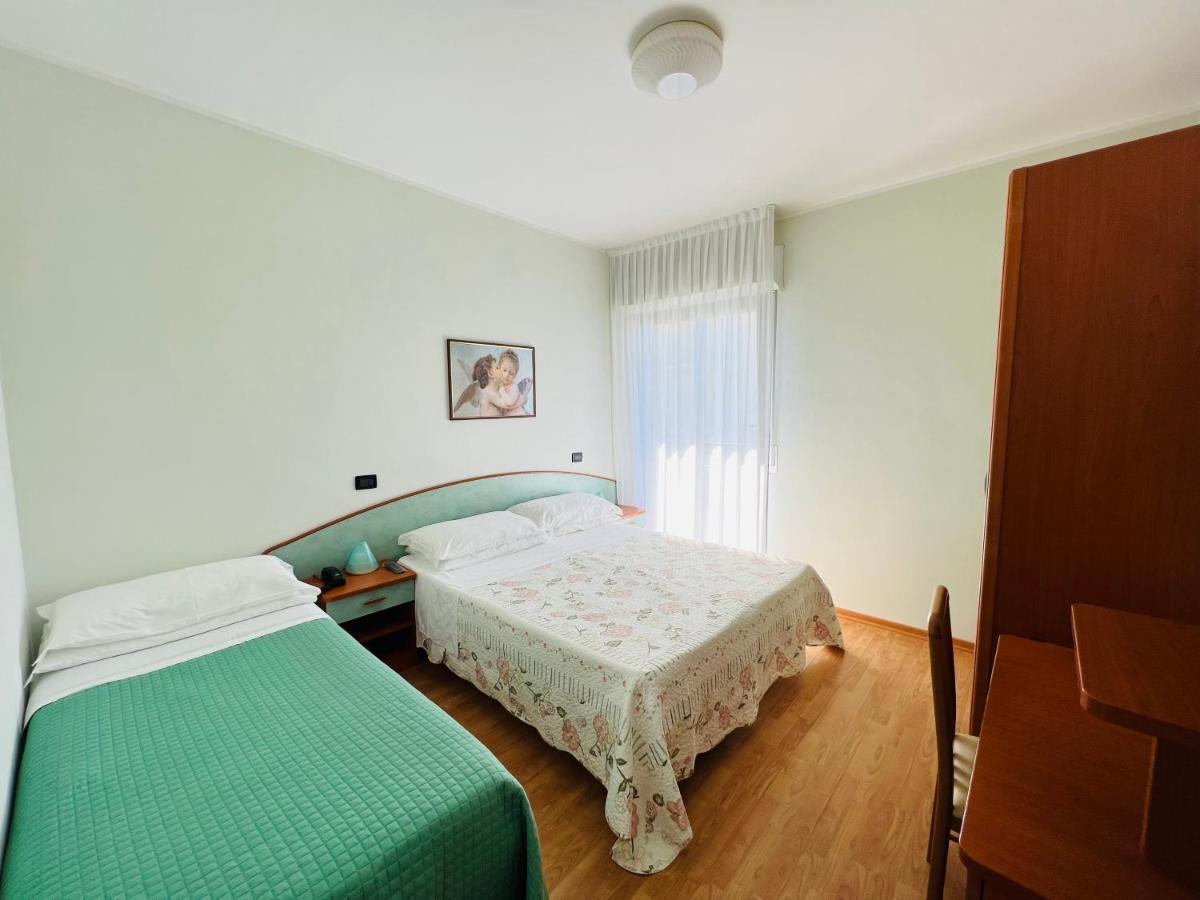 Hotel Betty Rimini Bagian luar foto