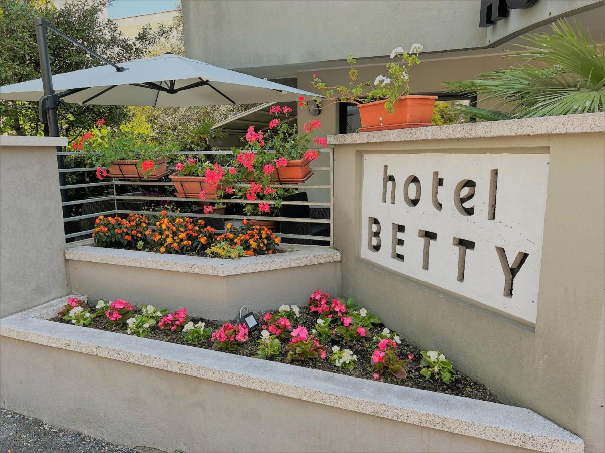 Hotel Betty Rimini Bagian luar foto