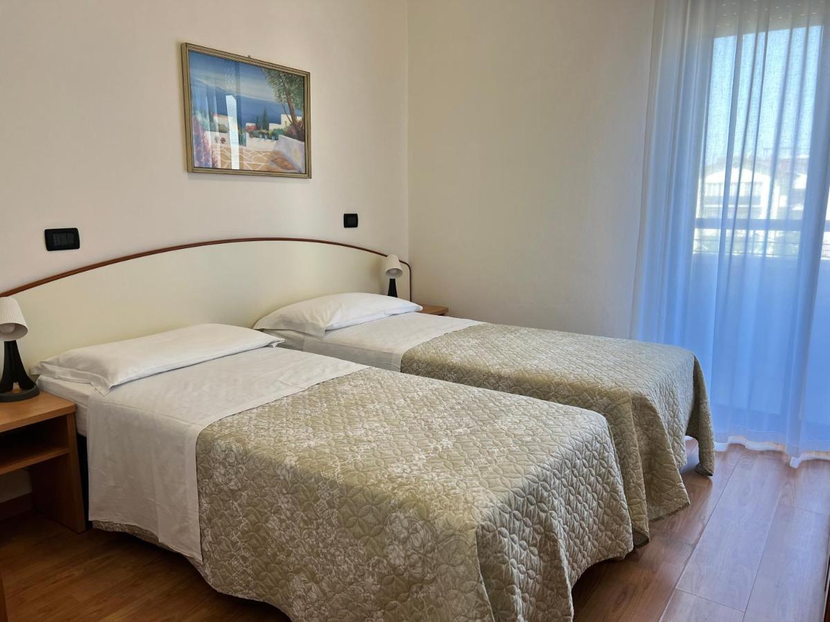 Hotel Betty Rimini Bagian luar foto